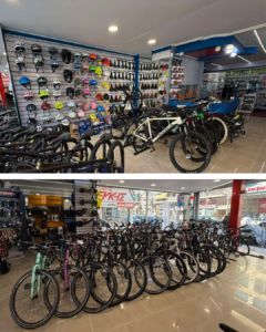 Εσωτερικός χώρος του καταστήματος Gatsoulis Bikes στην Αθήνα με ποδήλατα, κράνη, αξεσουάρ και εξοπλισμό για κάθε τύπο αναβάτη.