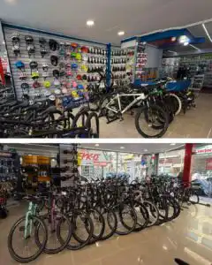 Εσωτερικός χώρος του καταστήματος Gatsoulis Bikes στην Αθήνα με ποδήλατα, κράνη, αξεσουάρ και εξοπλισμό για κάθε τύπο αναβάτη.