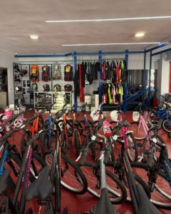 Εσωτερικός χώρος του καταστήματος Gatsoulis Bikes στην Αθήνα με ποδήλατα, κράνη, αξεσουάρ και εξοπλισμό για κάθε τύπο αναβάτη.