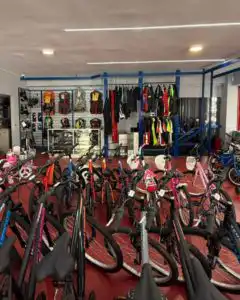Εσωτερικός χώρος του καταστήματος Gatsoulis Bikes στην Αθήνα με ποδήλατα, κράνη, αξεσουάρ και εξοπλισμό για κάθε τύπο αναβάτη.