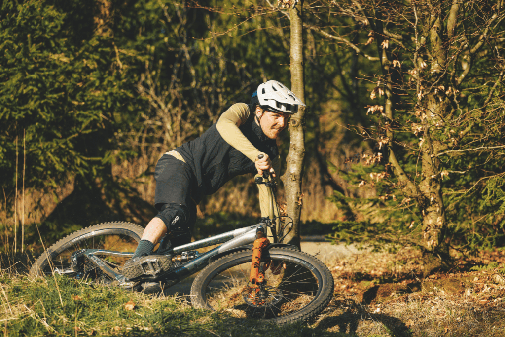Mountain biker με κράνος ABUS σε δασικό μονοπάτι