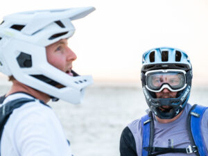 Ποδηλάτες με full face κράνη ABUS για mountain bike