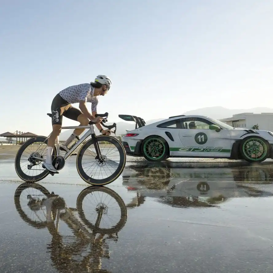 Ποδηλάτης με Cannondale road bike σε αγωνιστική διαδρομή