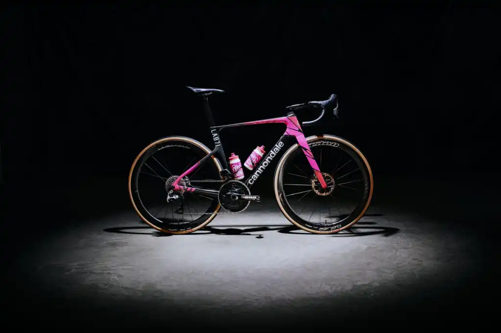 Σύγχρονο ποδήλατο Cannondale σε σκοτεινό φόντο