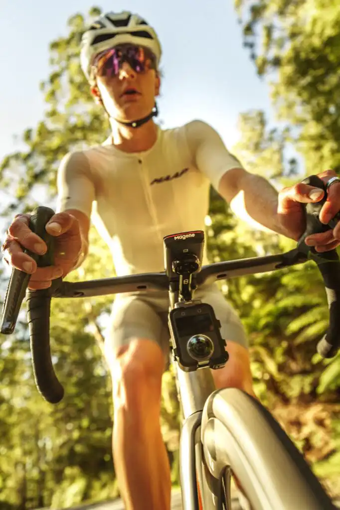 Ποδηλάτης δρόμου με Magene bike computer στο τιμόνι