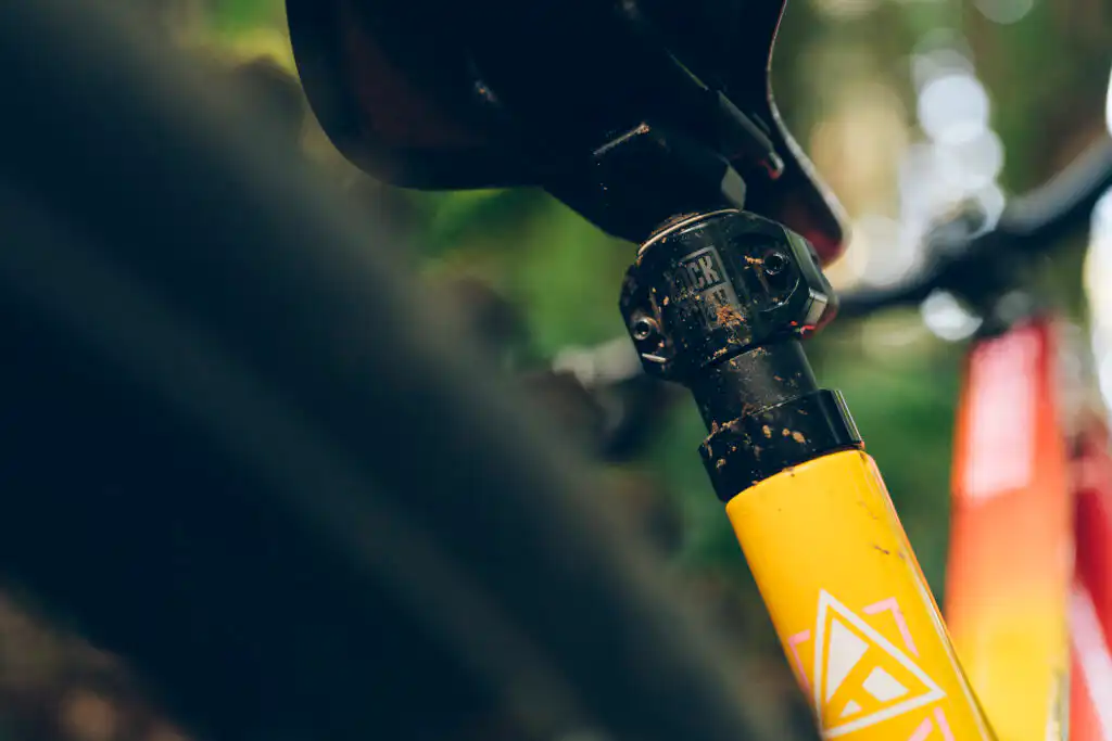 Κοντινή όψη ανάρτησης RockShox σε mountain bike