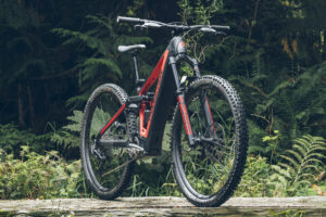 Mountain bike με ανάρτηση RockShox σε δασικό μονοπάτι
