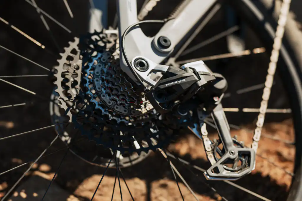 Κασέτα και πίσω ντεραγιέ SRAM σε mountain bike