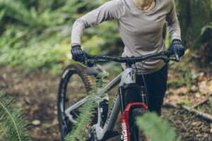 Mountain biker σε δασικό trail με εξοπλισμό SRAM