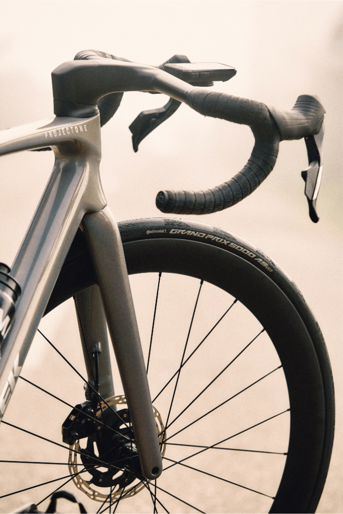 Αγωνιστικό road bike με ελαστικά Continental
