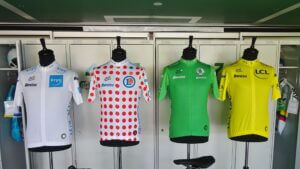 Λευκή, πουά, πράσινη και κίτρινη φανέλα του Tour de France, που ξεχωρίζουν τους κορυφαίους αναβάτες κάθε κατάταξης.