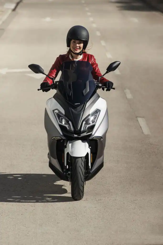 Αναβάτης με ηλεκτρικό scooter Nerva σε δρόμο πόλης